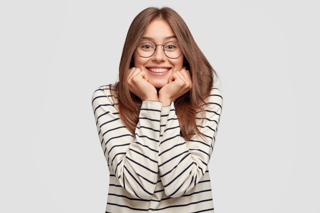 Cienkie oprawki do okularów damskich – jak dobrać do kształtu twarzy?