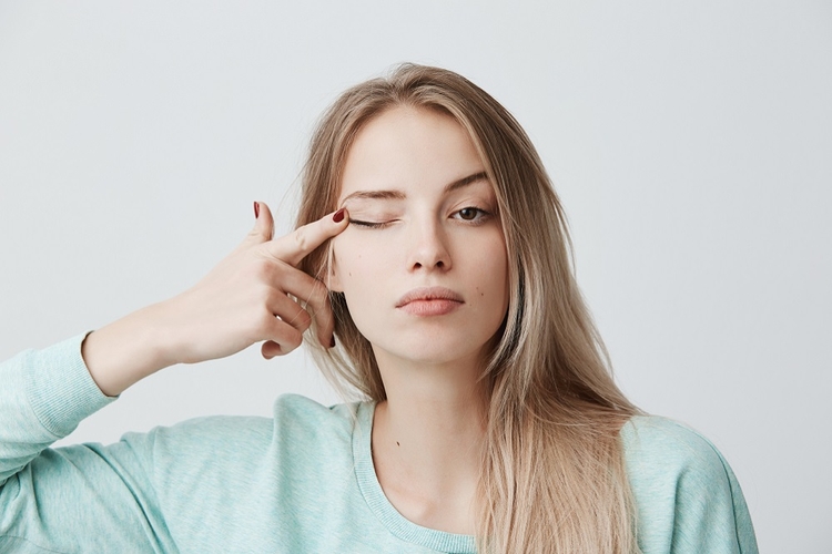Łzawienie oczu – przyczyny i sposoby leczenia