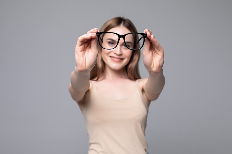 Okulary minusy czy plusy – skąd wiedzieć, co kupić?