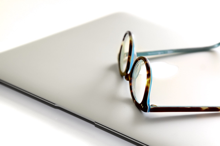 Dlaczego warto kupować okulary w internecie?